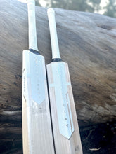 Load image into Gallery viewer, SOVEREIGN CRICKET BAT