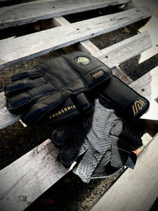 Black keeping gloves